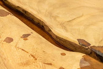Tisch mit erster Schicht Epoxydharz